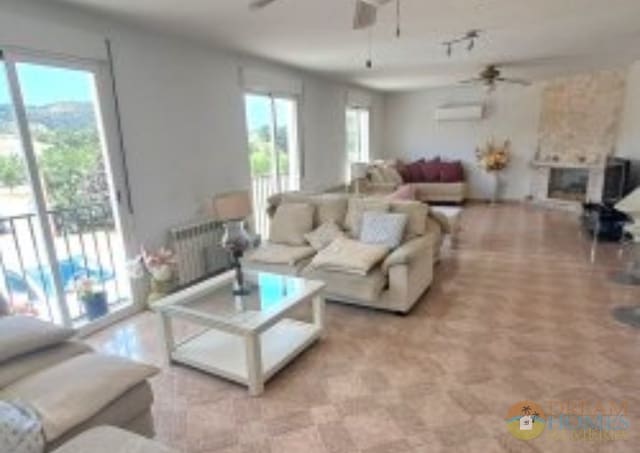2 sypialnia Finka/Dom wiejski na sprzedaż w Alcalá la Real z basenem - 243 000 € (Ref: 9999917)