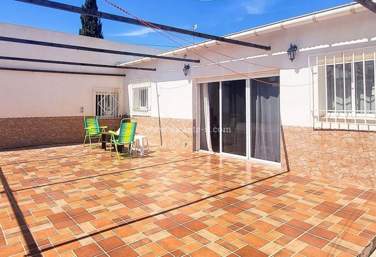 3 makuuhuone Huvila myytävänä paikassa La Romana mukana 
autotalli - 269 950 € (Ref: 10039241)