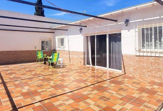 3 makuuhuone Huvila myytävänä paikassa La Romana mukana 
autotalli - 269 950 € (Ref: 10039241)