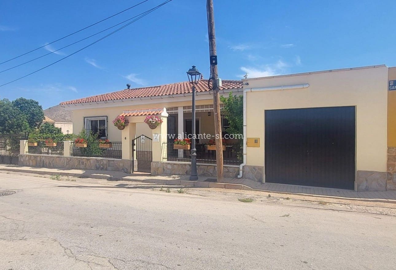 3 bedroom Villa for sale in L'Alguena / Alguenya with garage - € 165,000 (Ref: 10039244)