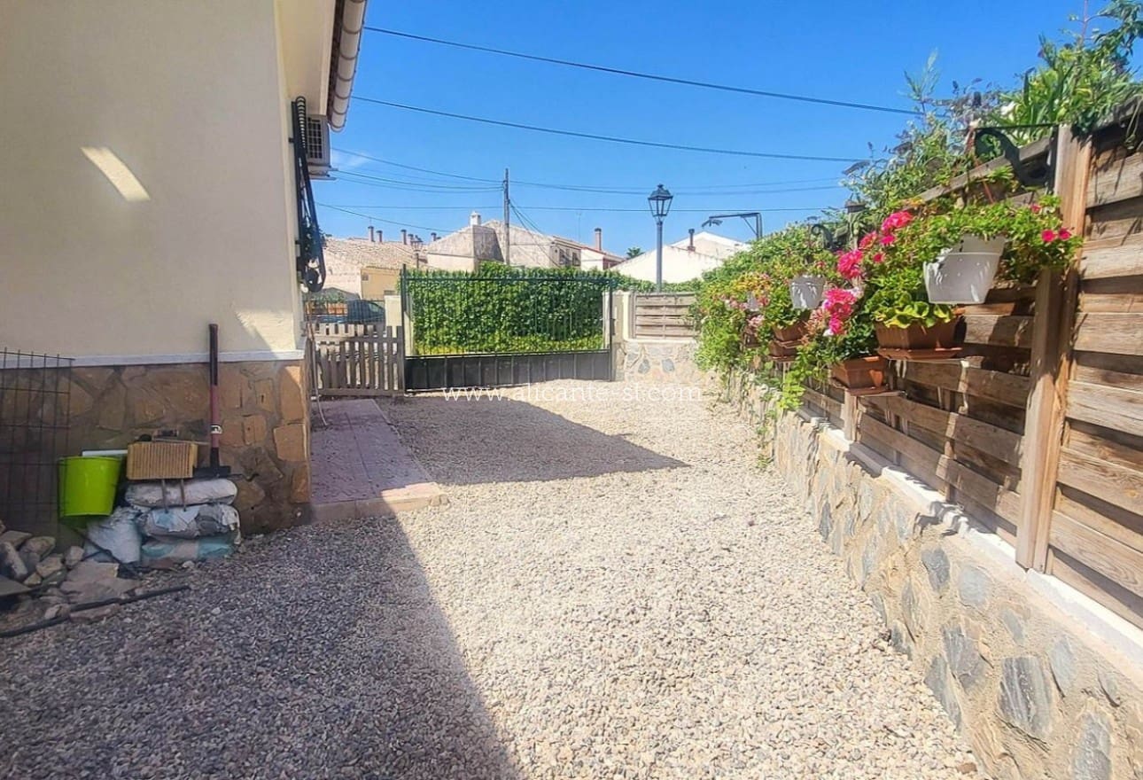 3 bedroom Villa for sale in L'Alguena / Alguenya with garage - € 165,000 (Ref: 10039244)