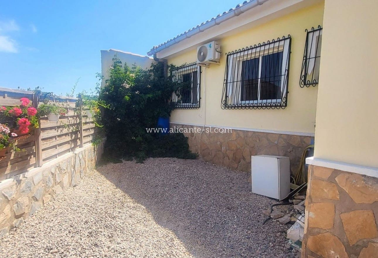 3 bedroom Villa for sale in L'Alguena / Alguenya with garage - € 165,000 (Ref: 10039244)