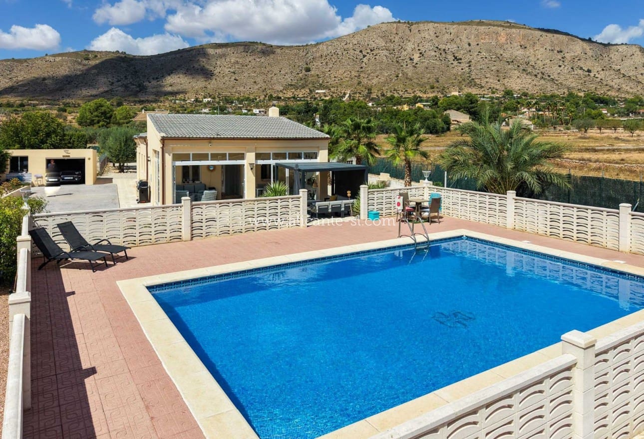 Chalet de 3 habitaciones en Hondón de las Nieves en venta con piscina garaje - 334.950 € (Ref: 10071019)