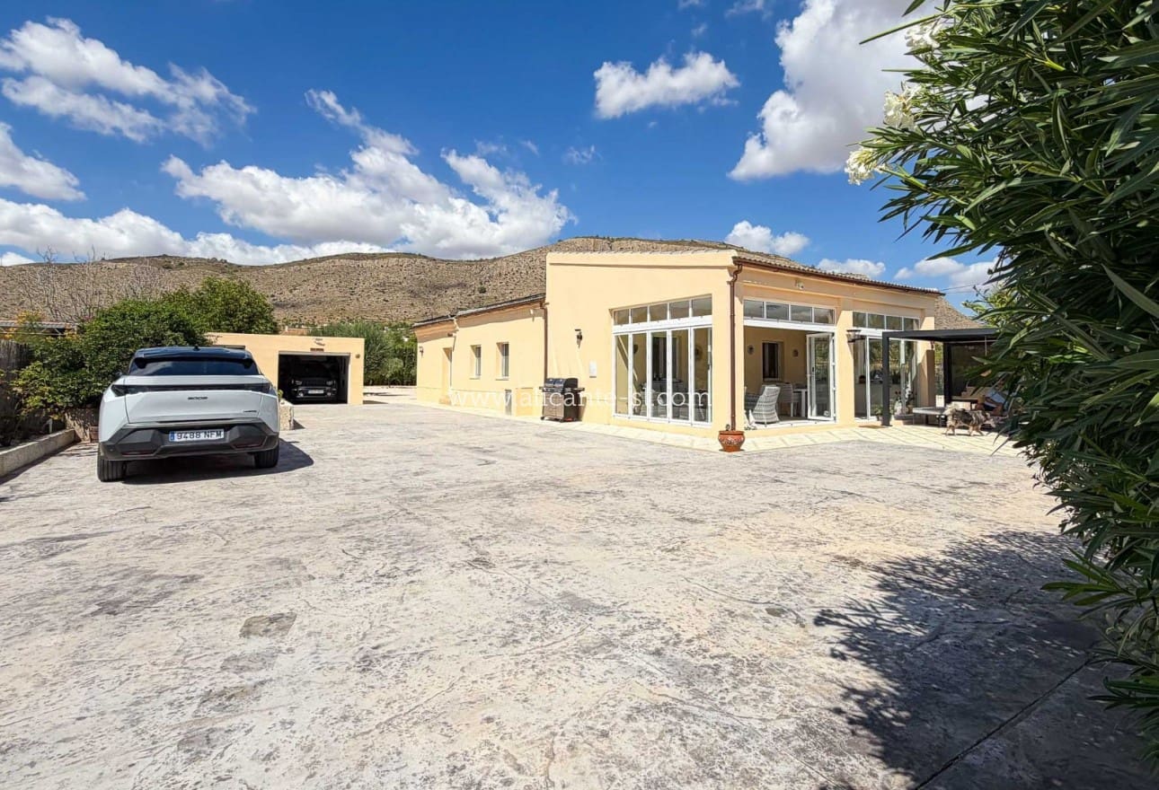 Chalet de 3 habitaciones en Hondón de las Nieves en venta con piscina garaje - 334.950 € (Ref: 10071019)