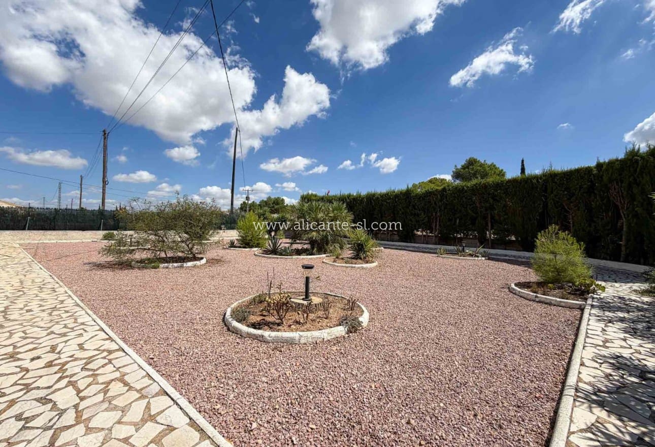 Chalet de 3 habitaciones en Hondón de las Nieves en venta con piscina garaje - 334.950 € (Ref: 10071019)