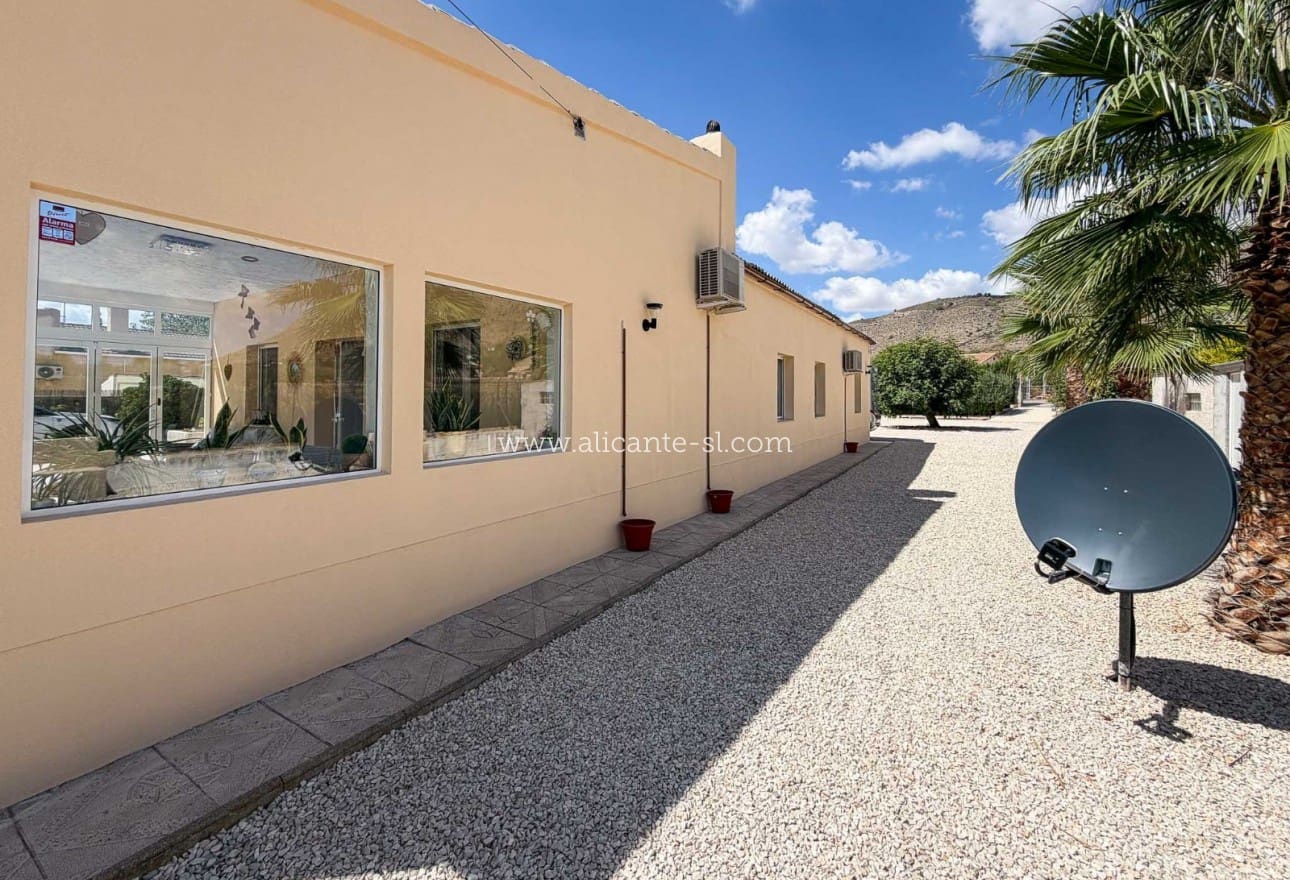 Chalet de 3 habitaciones en Hondón de las Nieves en venta con piscina garaje - 334.950 € (Ref: 10071019)