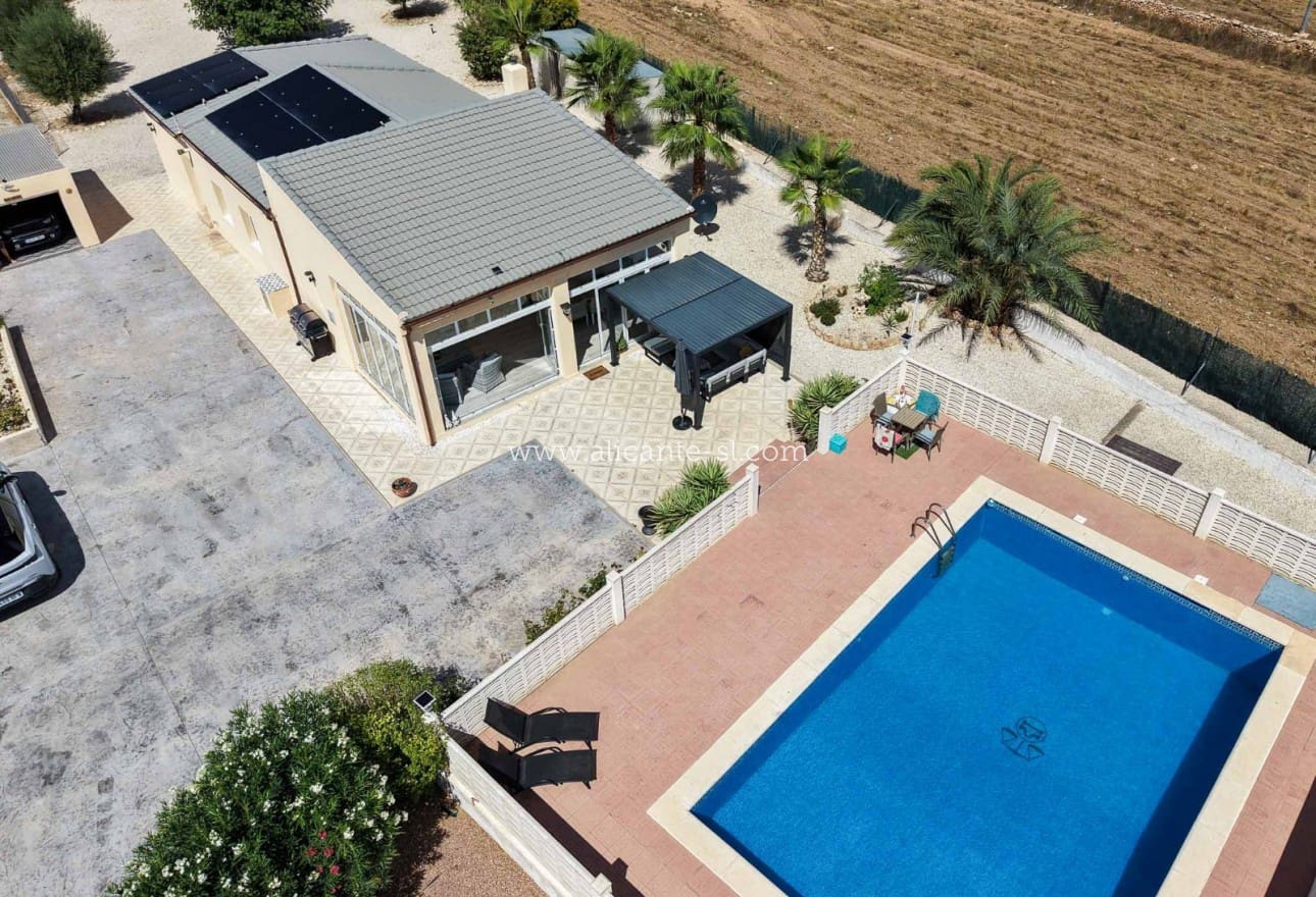 Chalet de 3 habitaciones en Hondón de las Nieves en venta con piscina garaje - 334.950 € (Ref: 10071019)