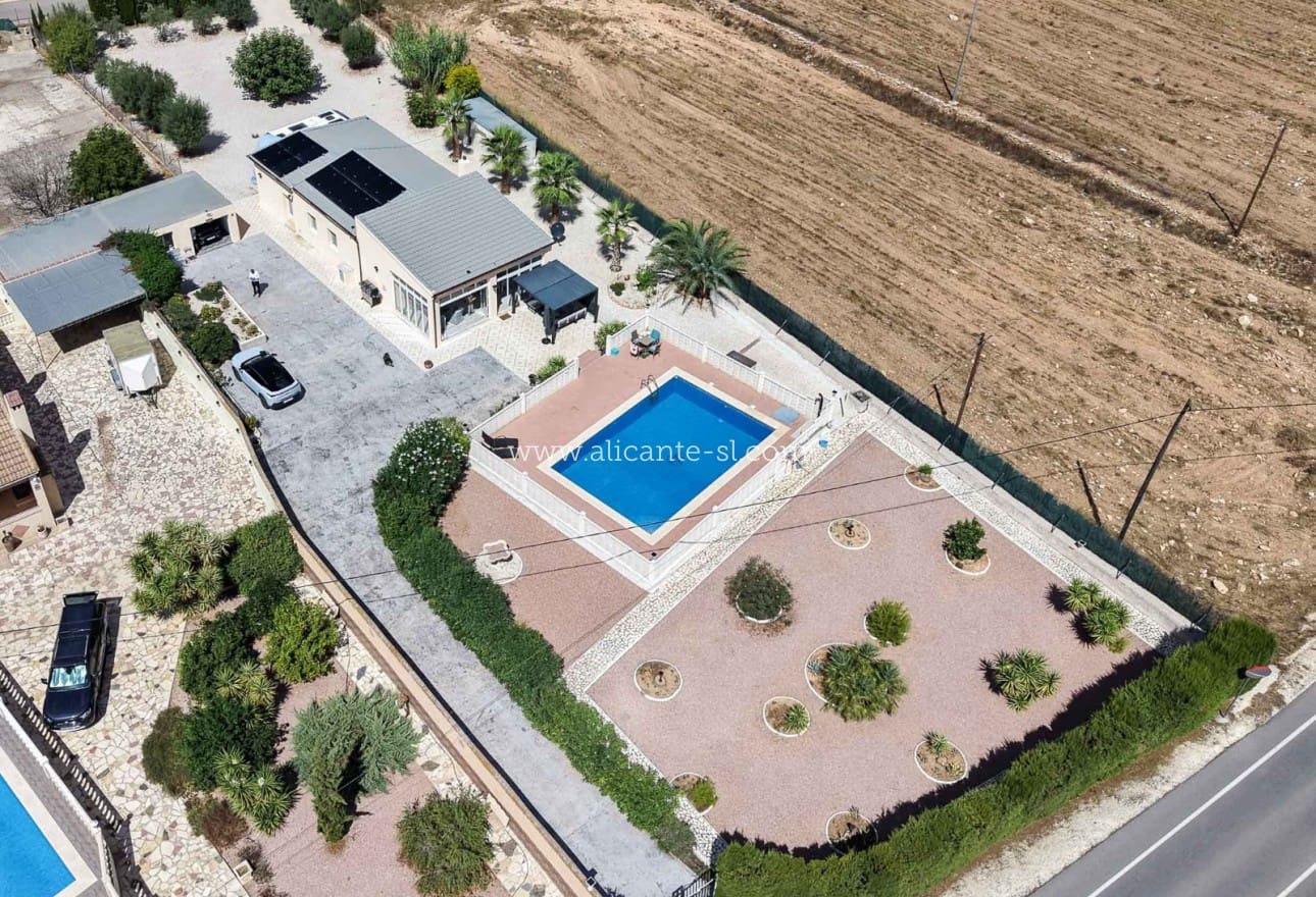 Chalet de 3 habitaciones en Hondón de las Nieves en venta con piscina garaje - 334.950 € (Ref: 10071019)