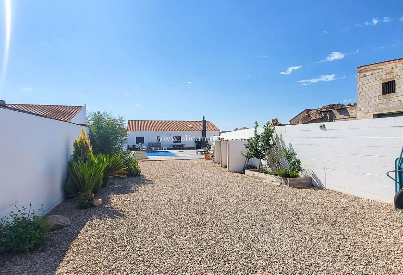 3 slaapkamer Villa te koop in Caudete met zwembad garage - € 229.950 (Ref: 10090995)