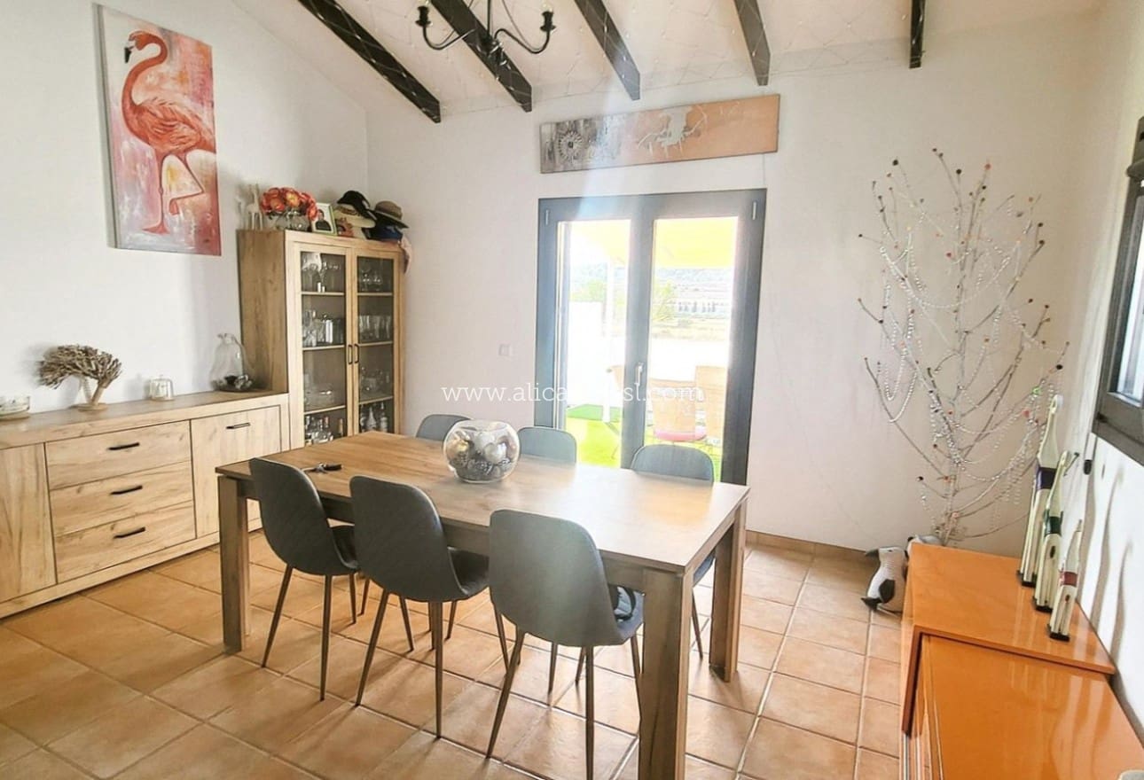 3 slaapkamer Villa te koop in Caudete met zwembad garage - € 229.950 (Ref: 10090995)