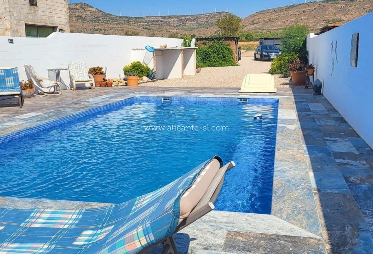 3 slaapkamer Villa te koop in Caudete met zwembad garage - € 229.950 (Ref: 10090995)