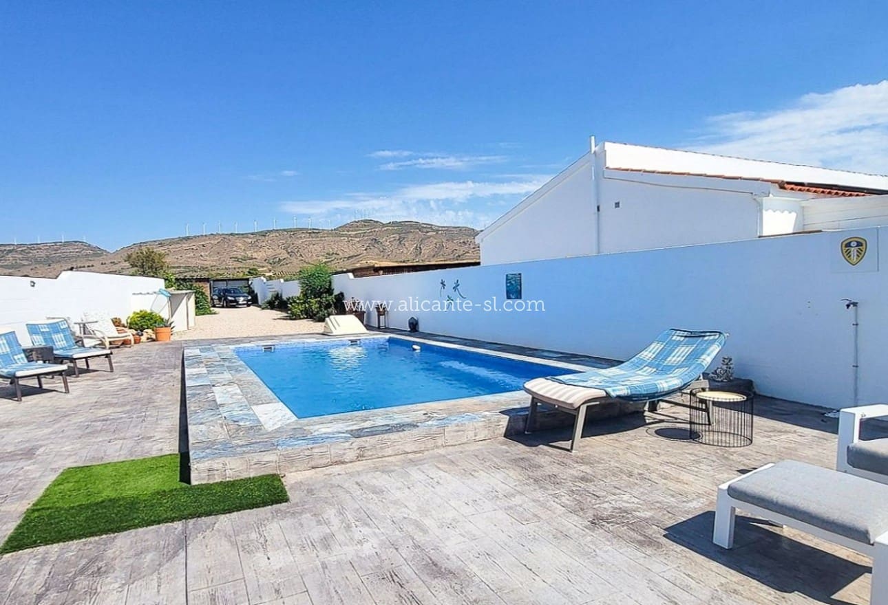 3 slaapkamer Villa te koop in Caudete met zwembad garage - € 229.950 (Ref: 10090995)