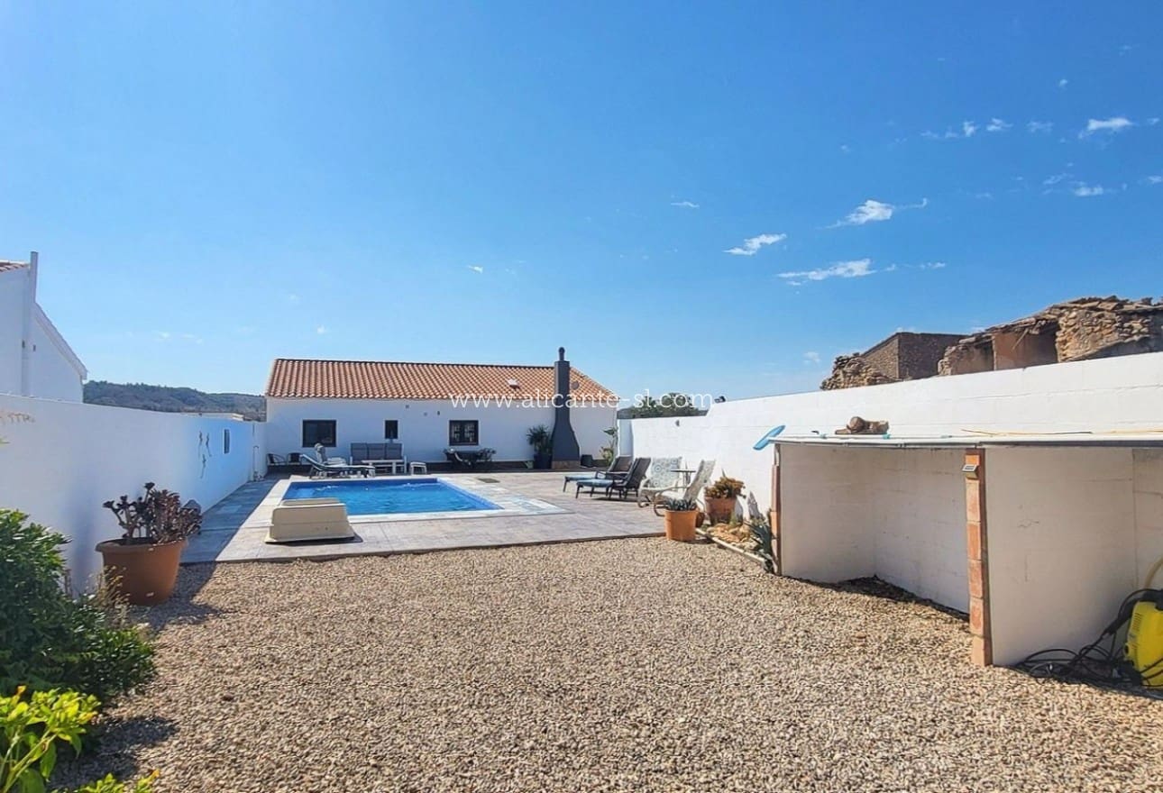 3 slaapkamer Villa te koop in Caudete met zwembad garage - € 229.950 (Ref: 10090995)