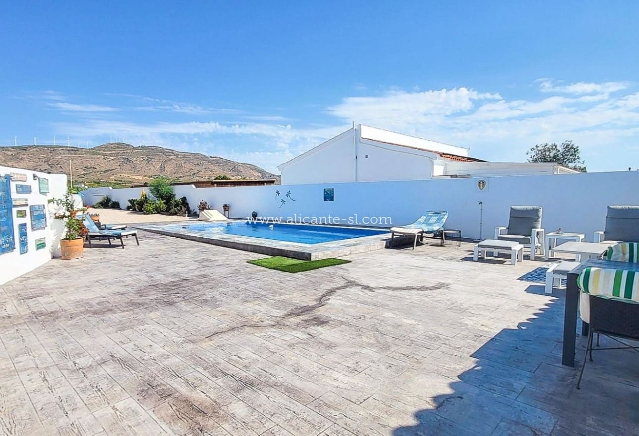 3 slaapkamer Villa te koop in Caudete met zwembad garage - € 229.950 (Ref: 10090995)