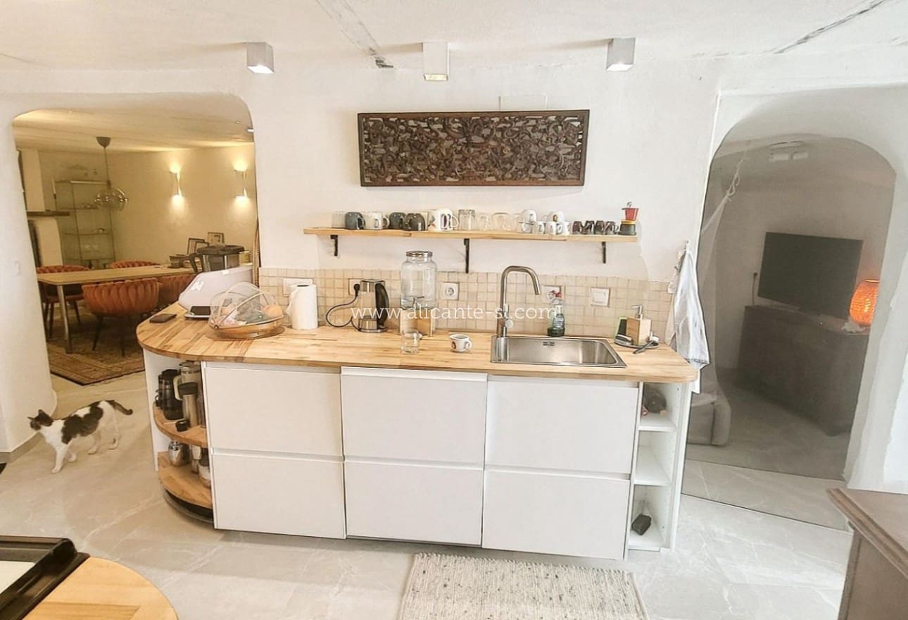 2 soverom Grottehus til salgs i La Romana med svømmebasseng garasje - € 145 000 (Ref: 10183492)