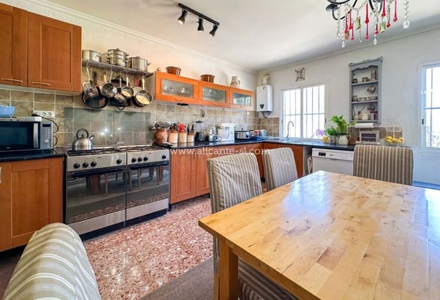 4 bedroom Finca/Country House for sale in La Romana with pool - € 199,000 (Ref: 8327066)