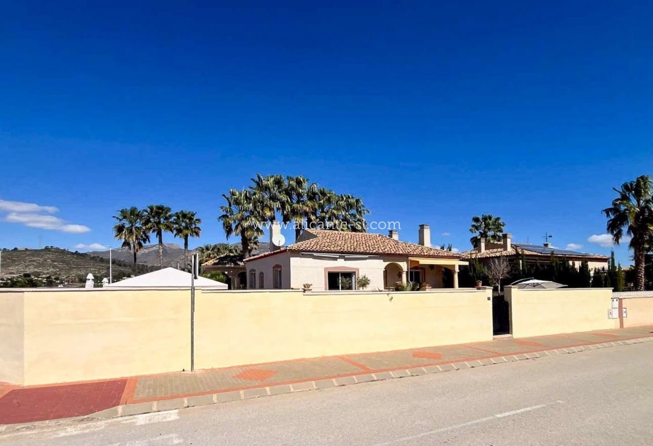 3 bedroom Villa for sale in Hondon de las Nieves - € 229,000 (Ref: 9063451)