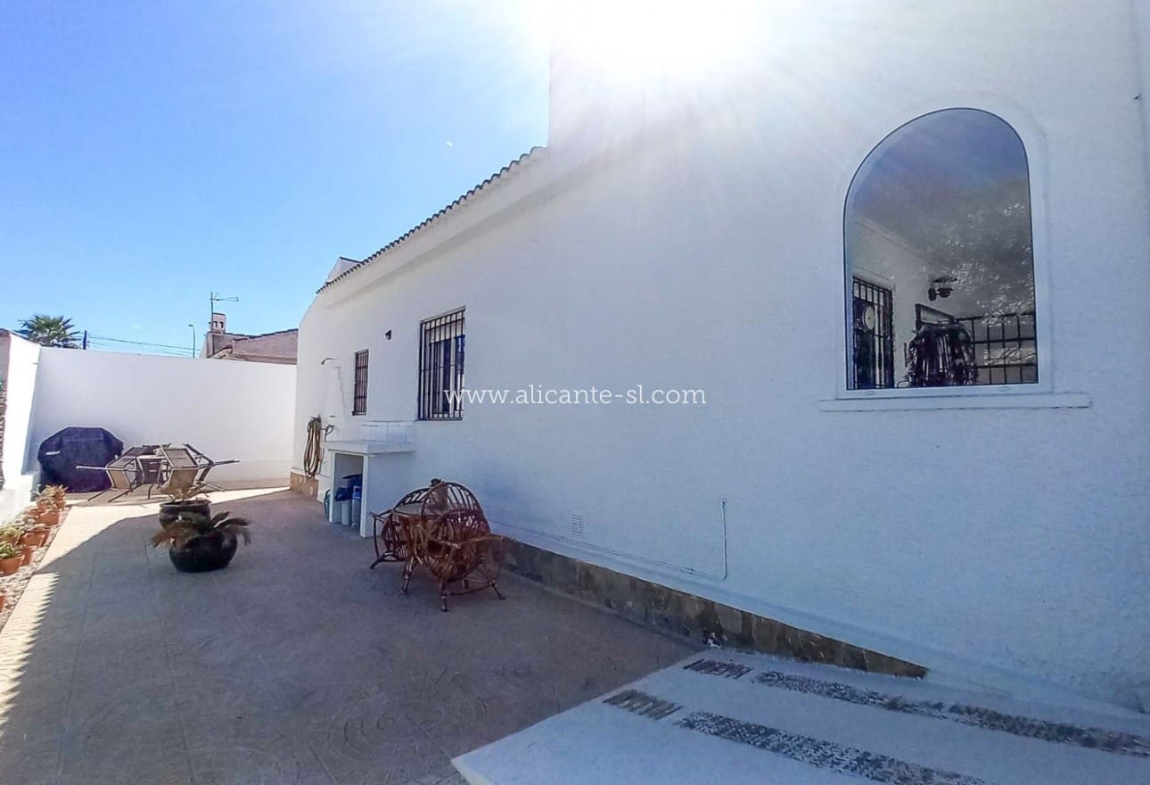 3 slaapkamer Villa te koop in Torrevieja met zwembad garage - € 339.000 (Ref: 9153231)