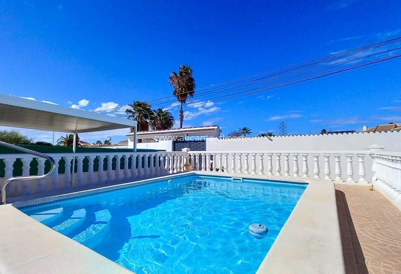 3 slaapkamer Villa te koop in Torrevieja met zwembad garage - € 339.000 (Ref: 9153231)