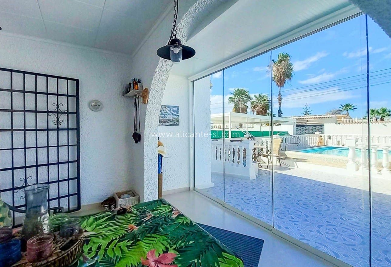 3 slaapkamer Villa te koop in Torrevieja met zwembad garage - € 339.000 (Ref: 9153231)