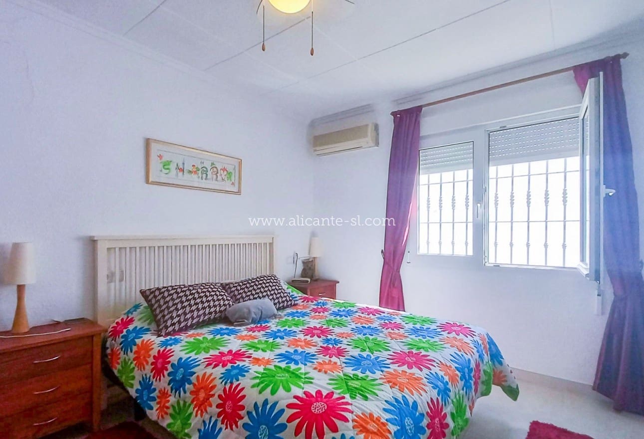 3 slaapkamer Villa te koop in Torrevieja met zwembad garage - € 339.000 (Ref: 9153231)