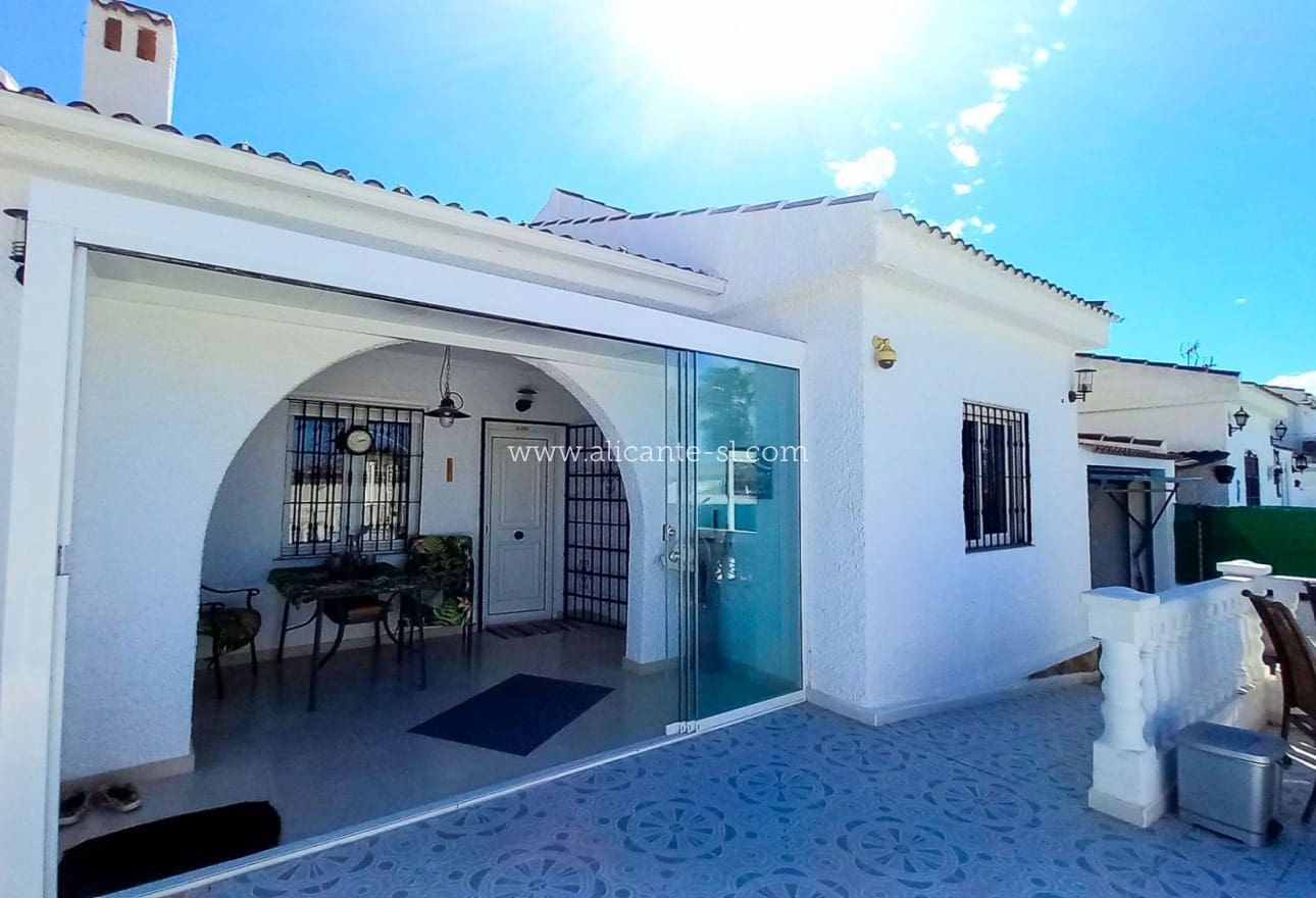 3 slaapkamer Villa te koop in Torrevieja met zwembad garage - € 339.000 (Ref: 9153231)