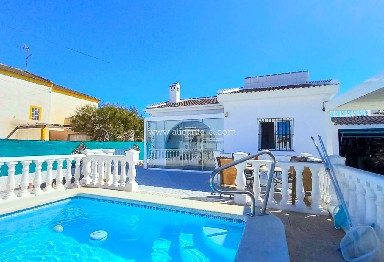 3 slaapkamer Villa te koop in Torrevieja met zwembad garage - € 339.000 (Ref: 9153231)