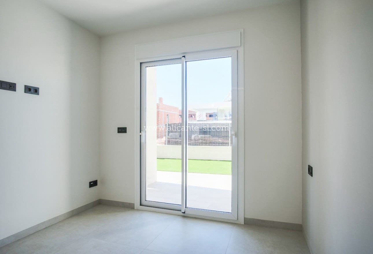 2 soveværelse Lejlighed til salg i Guardamar del Segura med swimmingpool garage - € 295.000 (Ref: 9248462)