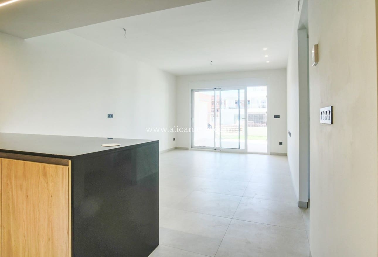 2 soveværelse Lejlighed til salg i Guardamar del Segura med swimmingpool garage - € 295.000 (Ref: 9248462)