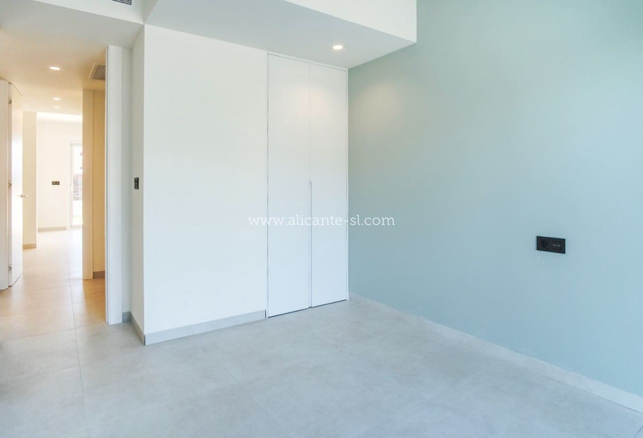 2 soveværelse Lejlighed til salg i Guardamar del Segura med swimmingpool garage - € 295.000 (Ref: 9248462)