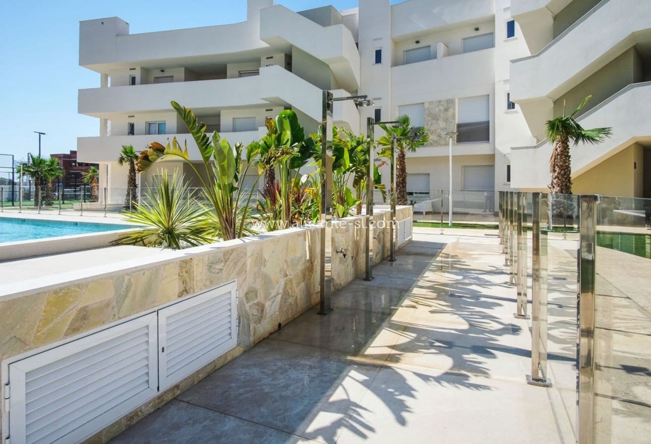 2 soveværelse Lejlighed til salg i Guardamar del Segura med swimmingpool garage - € 295.000 (Ref: 9248462)