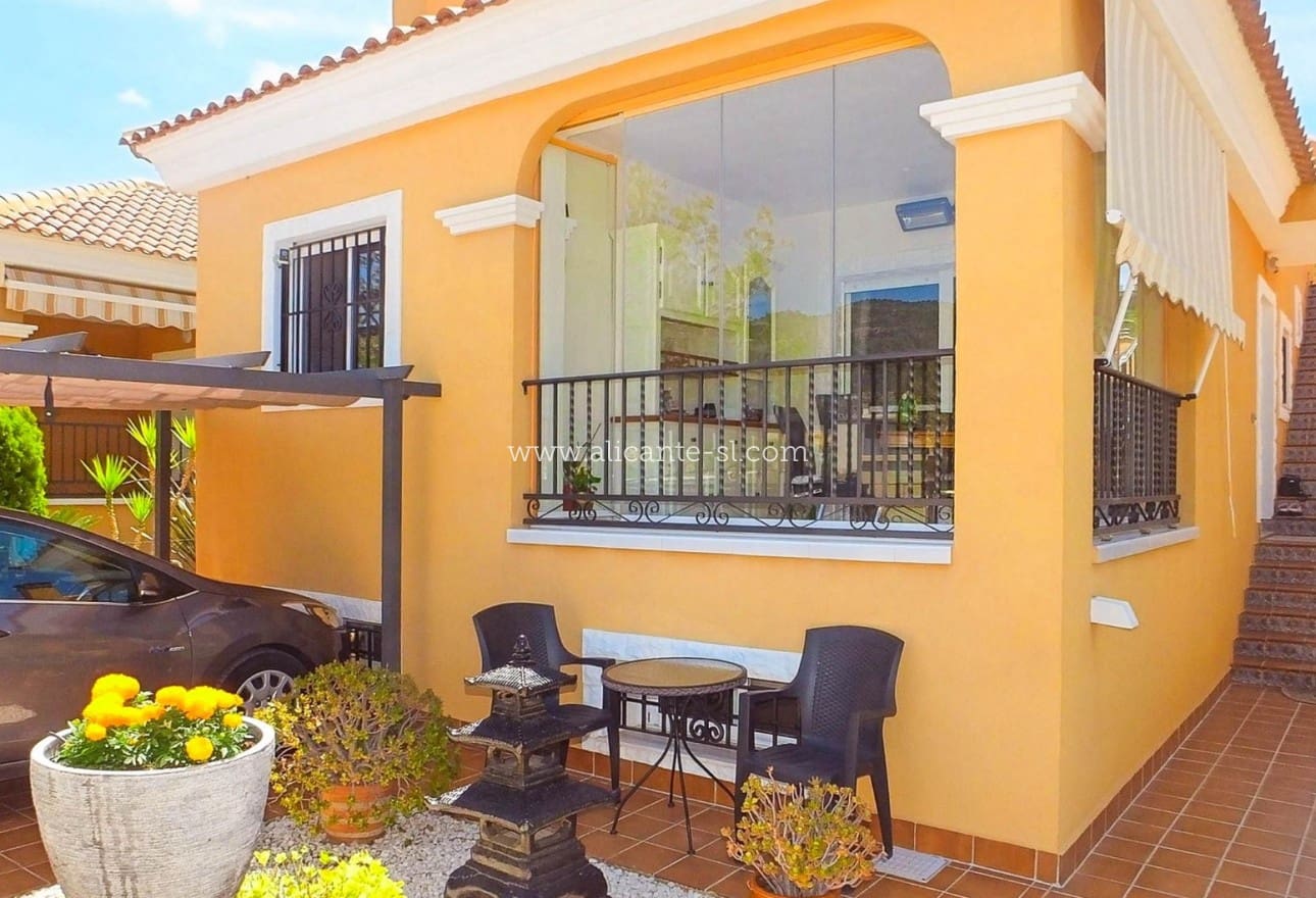 3 slaapkamer Villa te koop in La Romana met zwembad - € 214.950 (Ref: 9256375)