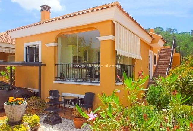 3 slaapkamer Villa te koop in La Romana met zwembad - € 214.950 (Ref: 9256375)