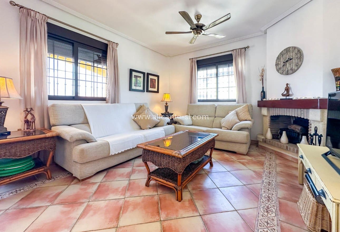 3 Zimmer Villa zu verkaufen in Hondon de las Nieves mit Pool - 239.950 € (Ref: 9263941)