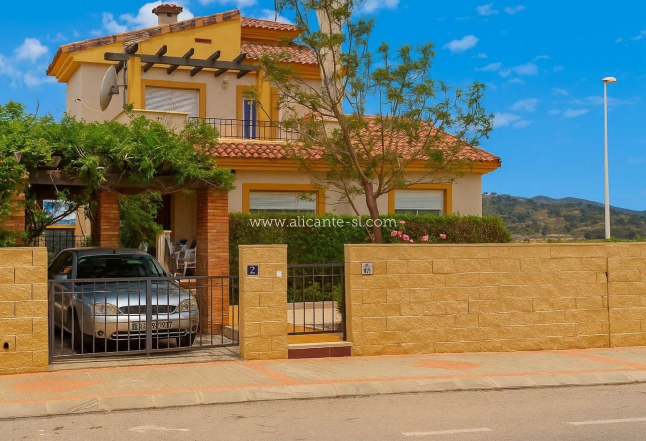 3 bedroom Villa for sale in Hondon de las Nieves with pool - € 260,000 (Ref: 9287902)