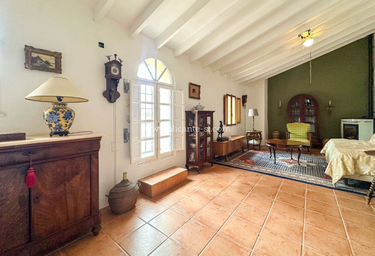 5 soveværelse Finca/Landehus til salg i La Romana med garage - € 269.950 (Ref: 9311381)