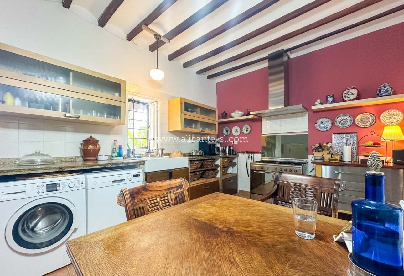 5 soveværelse Finca/Landehus til salg i La Romana med garage - € 269.950 (Ref: 9311381)