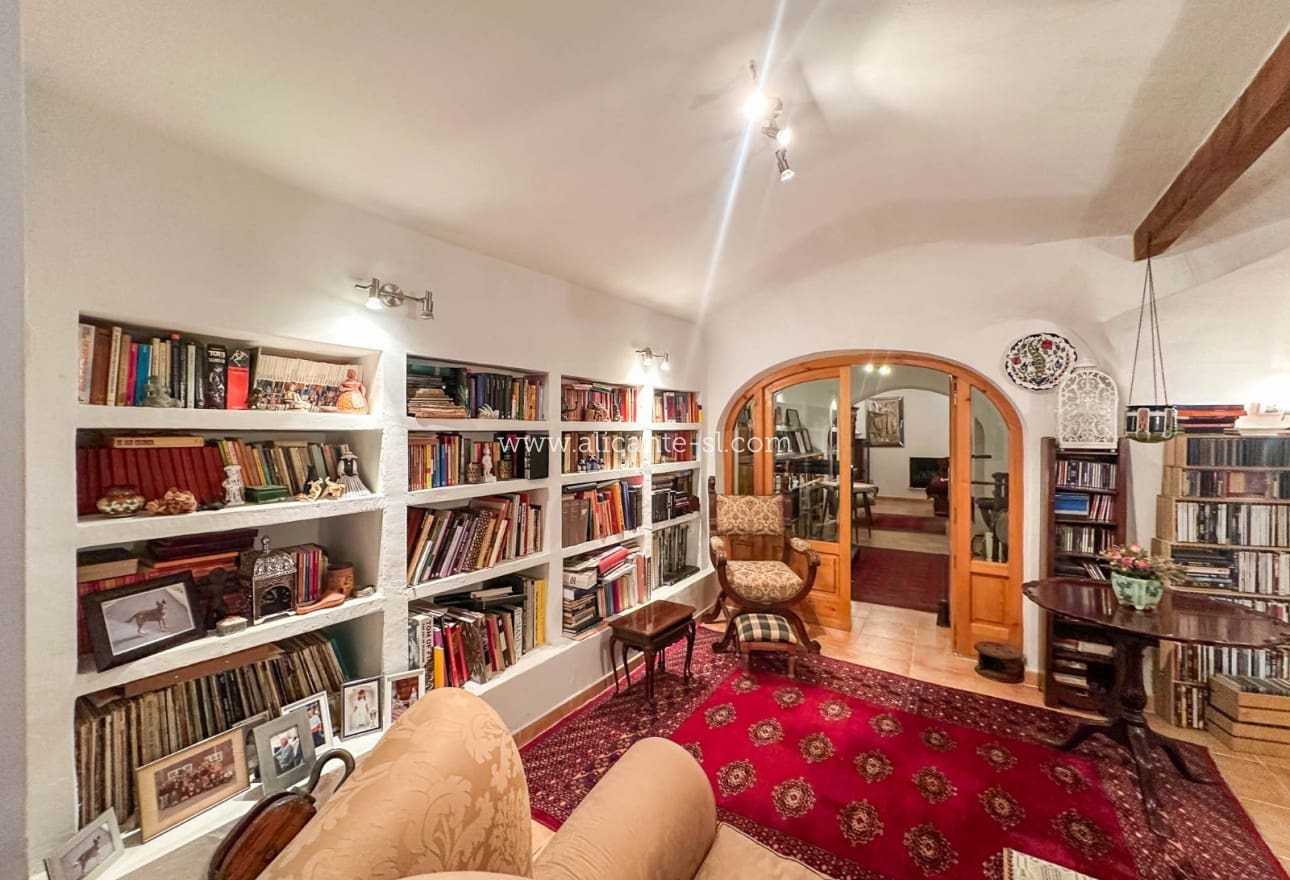 5 soveværelse Finca/Landehus til salg i La Romana med garage - € 269.950 (Ref: 9311381)