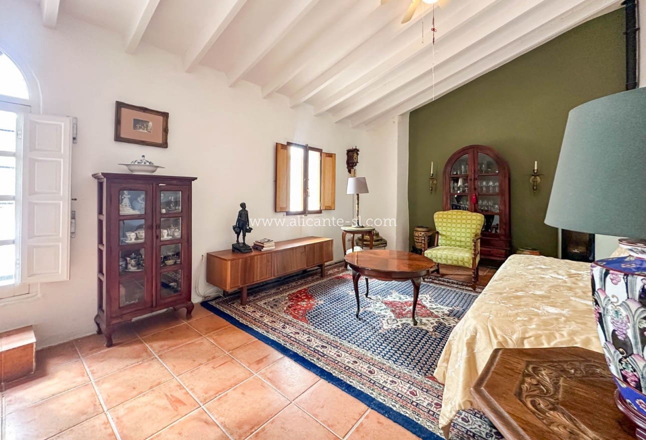 5 soveværelse Finca/Landehus til salg i La Romana med garage - € 269.950 (Ref: 9311381)