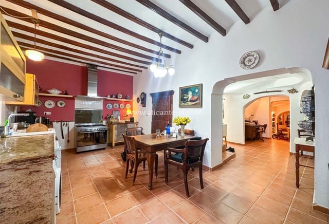 5 bedroom Finca/Country House for sale in La Romana with garage - € 269,950 (Ref: 9311381)