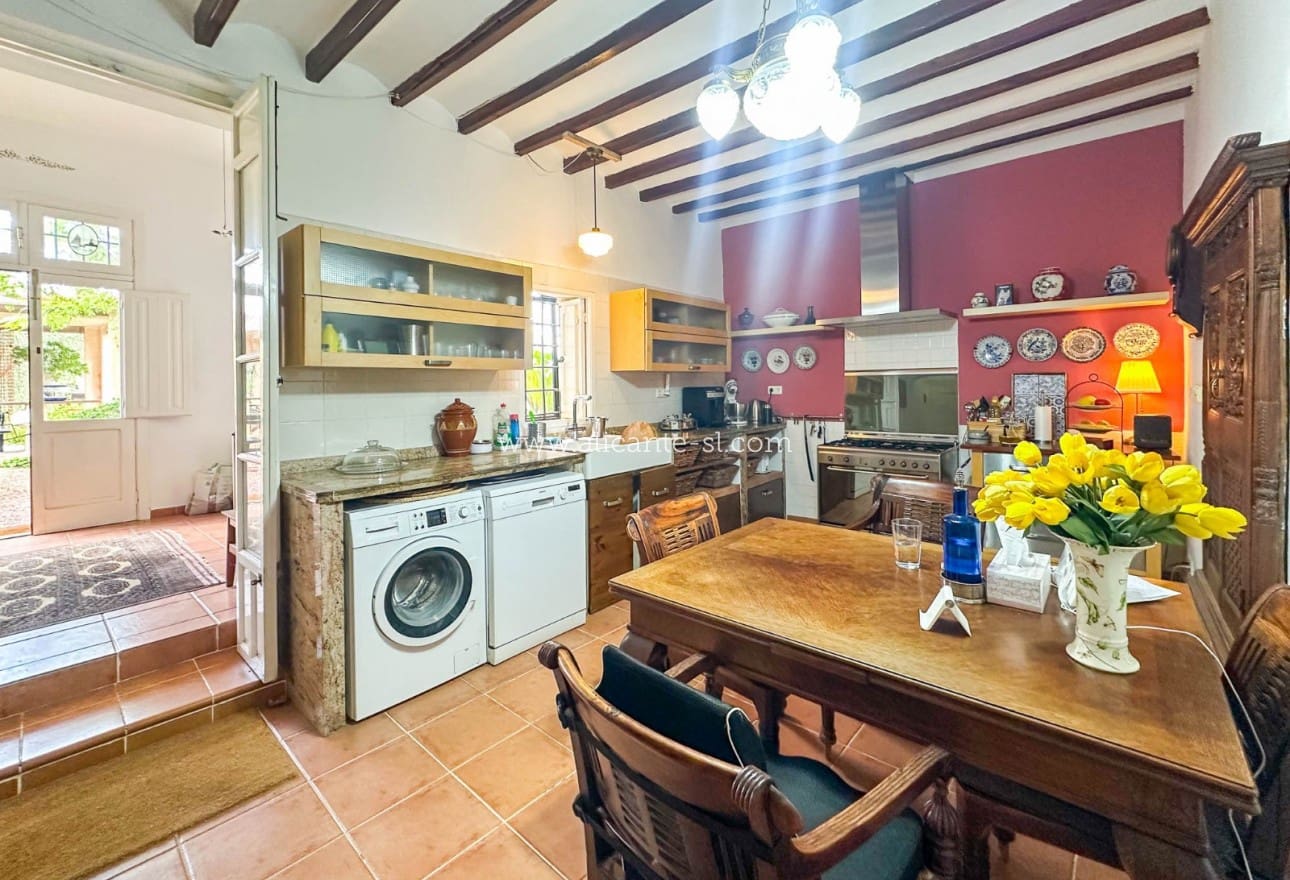 5 soveværelse Finca/Landehus til salg i La Romana med garage - € 269.950 (Ref: 9311381)