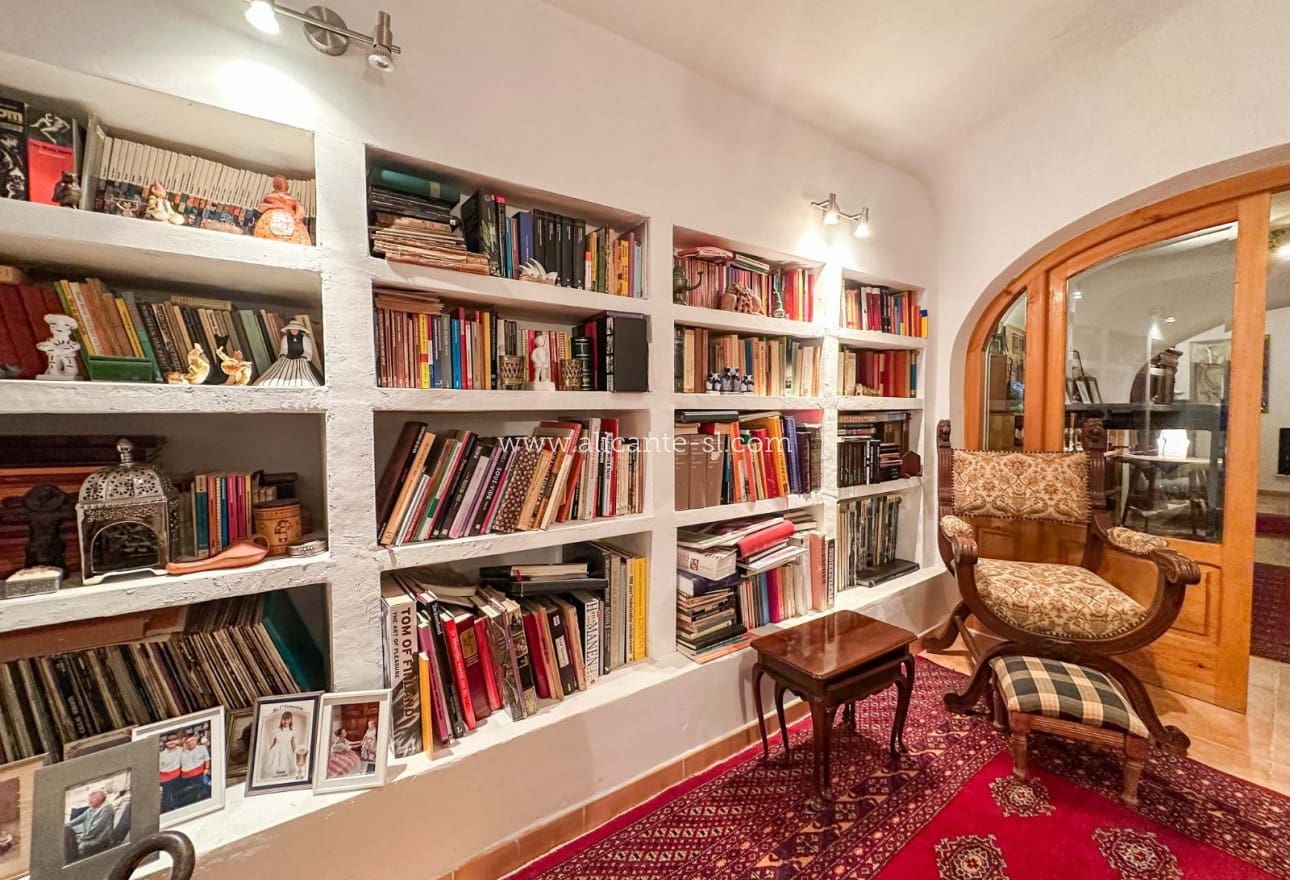 5 soveværelse Finca/Landehus til salg i La Romana med garage - € 269.950 (Ref: 9311381)