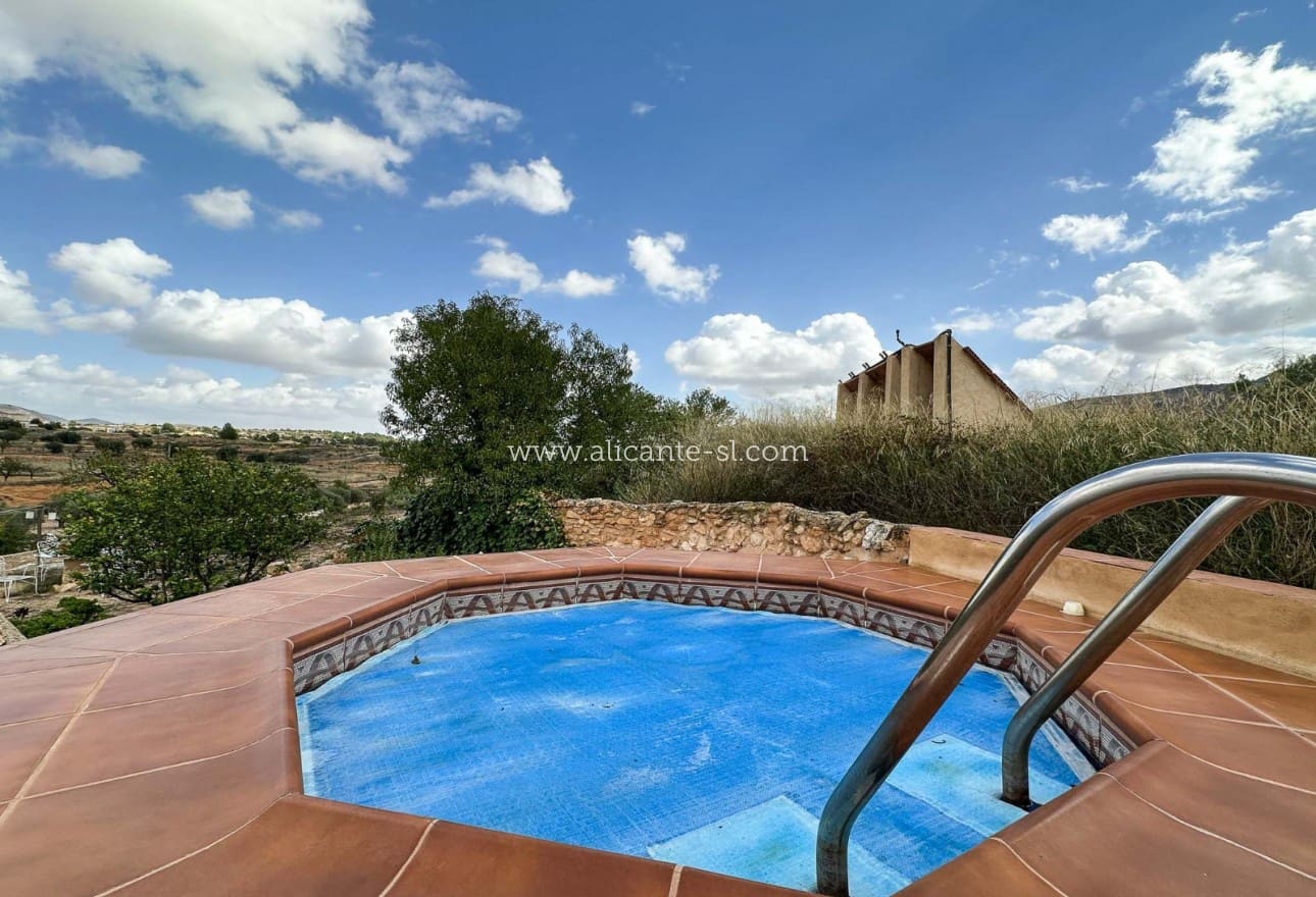 5 soveværelse Finca/Landehus til salg i La Romana med garage - € 269.950 (Ref: 9311381)