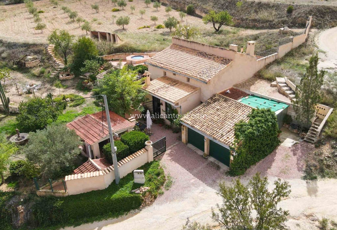 5 soveværelse Finca/Landehus til salg i La Romana med garage - € 269.950 (Ref: 9311381)