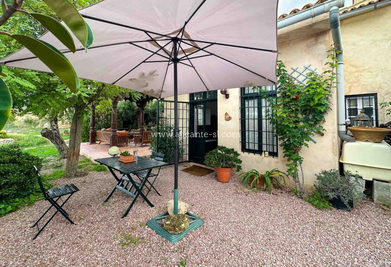 5 soveværelse Finca/Landehus til salg i La Romana med garage - € 269.950 (Ref: 9311381)