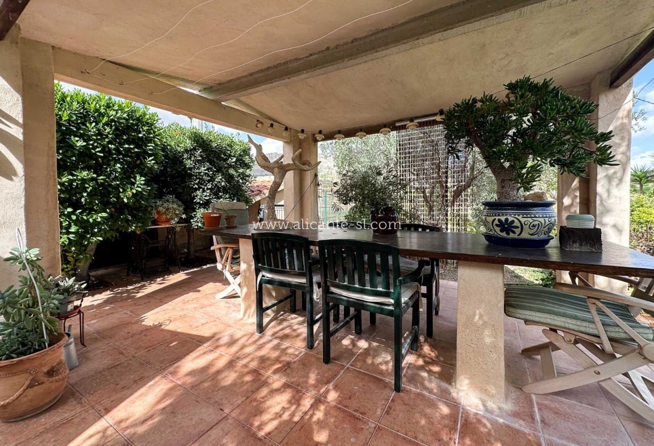 5 soveværelse Finca/Landehus til salg i La Romana med garage - € 269.950 (Ref: 9311381)