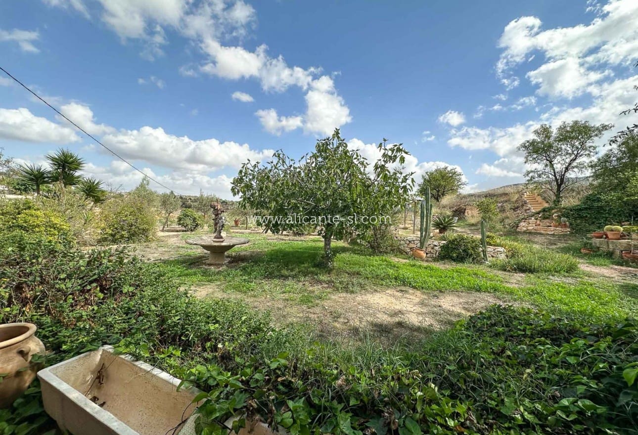 5 soveværelse Finca/Landehus til salg i La Romana med garage - € 269.950 (Ref: 9311381)