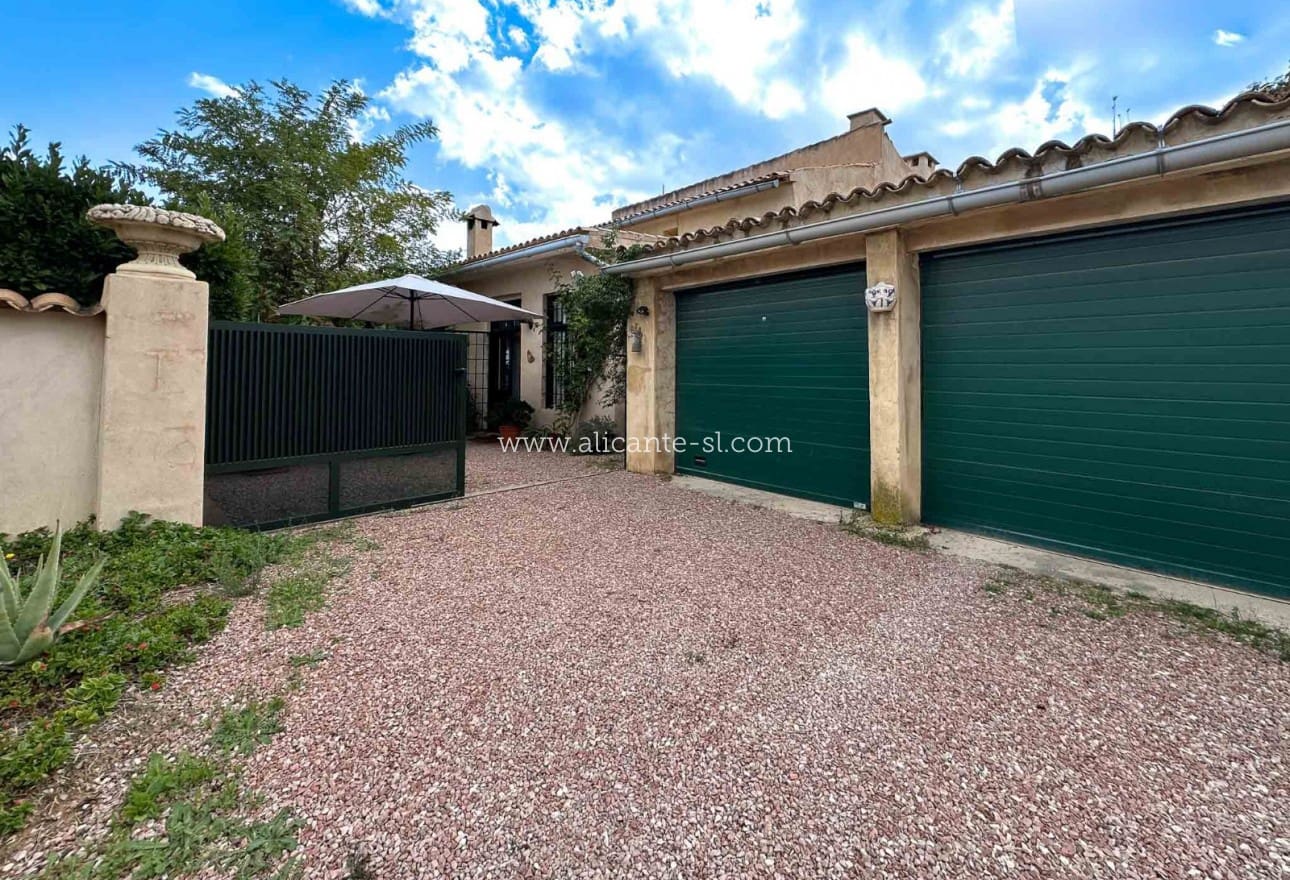 5 soveværelse Finca/Landehus til salg i La Romana med garage - € 269.950 (Ref: 9311381)