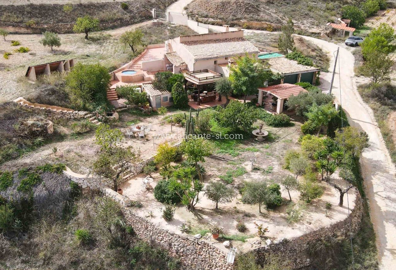 5 soveværelse Finca/Landehus til salg i La Romana med garage - € 269.950 (Ref: 9311381)