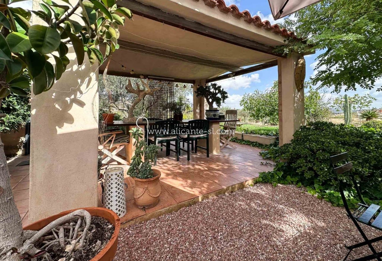 5 soveværelse Finca/Landehus til salg i La Romana med garage - € 269.950 (Ref: 9311381)